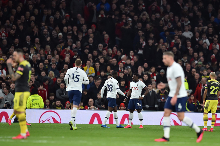 The Saints kemudian menyamakan kedudukan lewat Shane Long pada menit ke-34. Skor 1-1 bertahan hingga jeda.