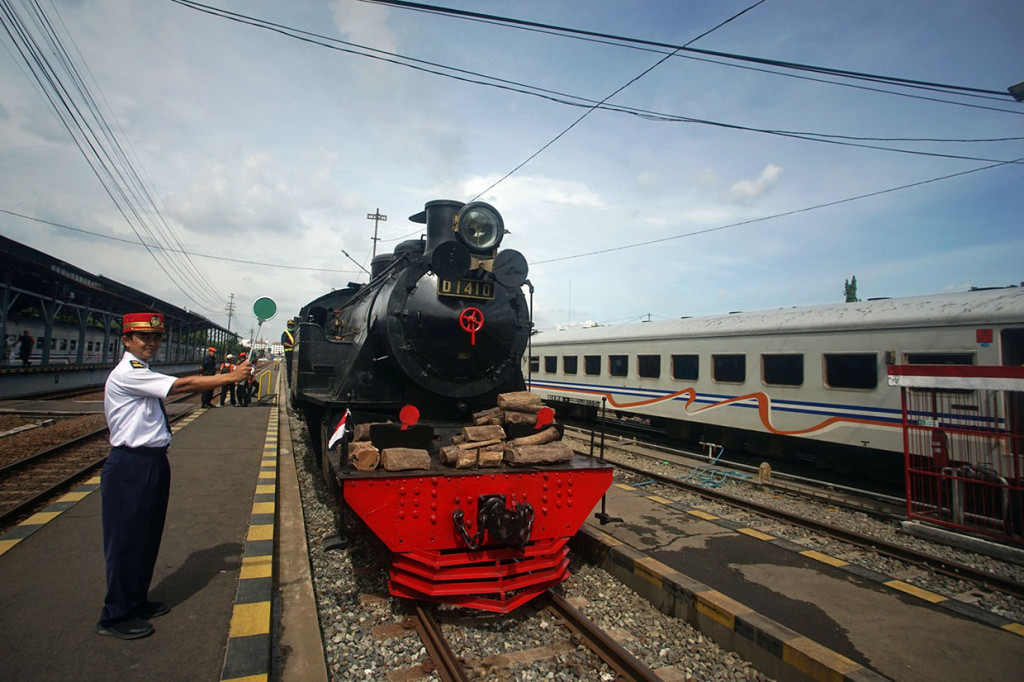 Petugas memberangkatkan lokomotif kereta uap D1410 dari Stasiun Lempuyangan, Yogyakarta menuju Solo, Jawa Tengah, Kamis, 6 Februari 2020. ANTARA FOTO/Andreas Fitri Atmoko