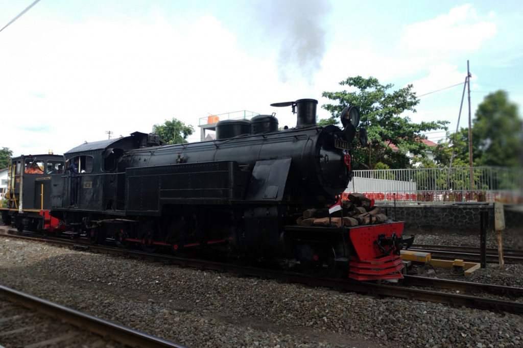Kereta uap buatan Hanomag Hannover, Linden, Jerman tahun 1921 dengan Nomor Pembuatan 9653 tersebut telah selesai diperbaiki oleh Balai Yasa Yogyakarta dan akan dikirim ke Solo, Jateng, mendampingi kereta uap kuno Jaladara sebagai kereta wisata. MI/Ardi Terisdi Hardi