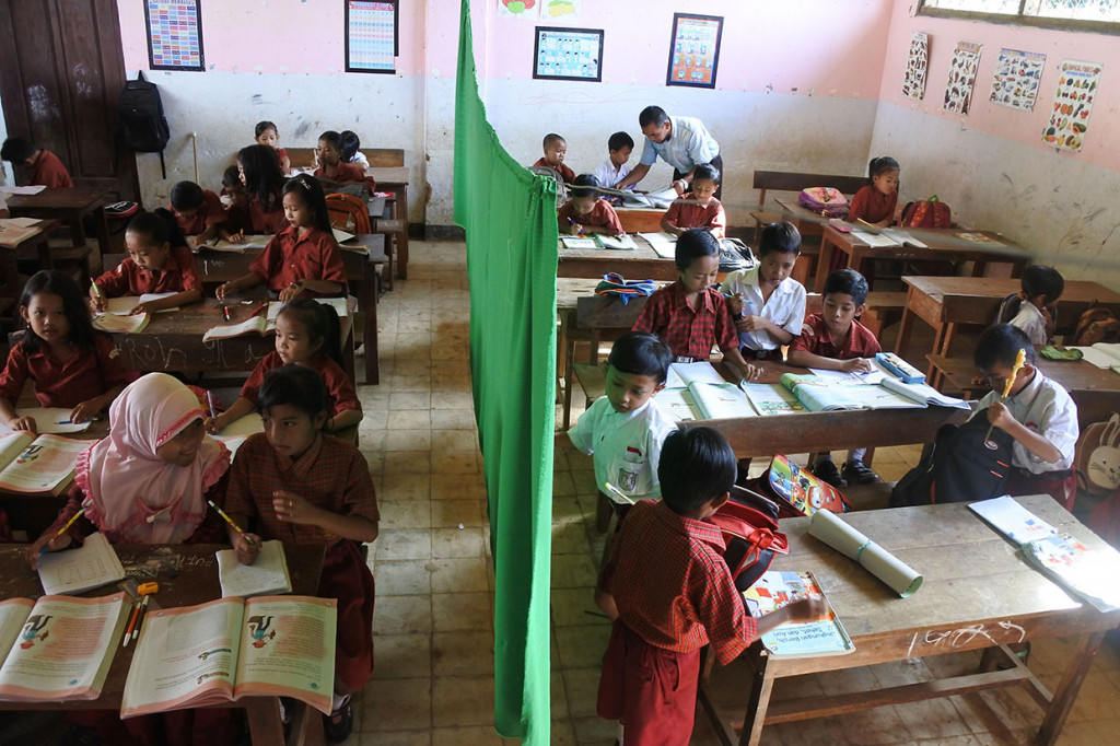 Siswa SDN Selodakon 03 di Desa Selodakon, Tanggul, Jember, Jawa Timur, terpaksa belajar di ruang kelas yang rusak, Kamis, 6 Februari 2020.