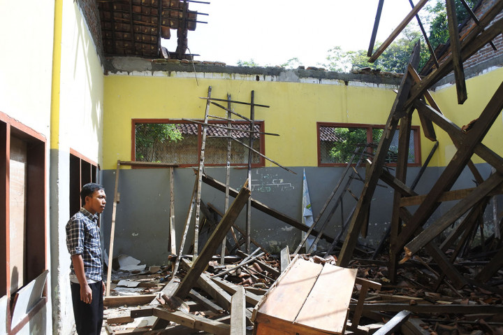Sebanyak 145 siswa dari kelas satu hingga enam terpaksa berbagi ruangan kelas dengan kelas lainnya karena ruang kelas empat, lima, dan enam rusak berat dan belum ada perbaikan.
