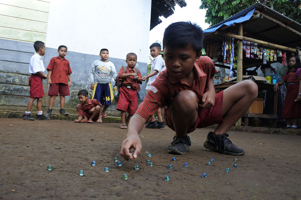 Ambruknya atap beberapa kelas di SDN Selodakon 03 terjadi pada pertengahan Desember 2019 lalu, karena bangunan sudah lapuk dimakna usia. Gedung SDN Selodakon 03 dibangun pertama kali pada 1977 dan baru sekali mengalami perbaikan, yaitu sekitar 2008 silam.