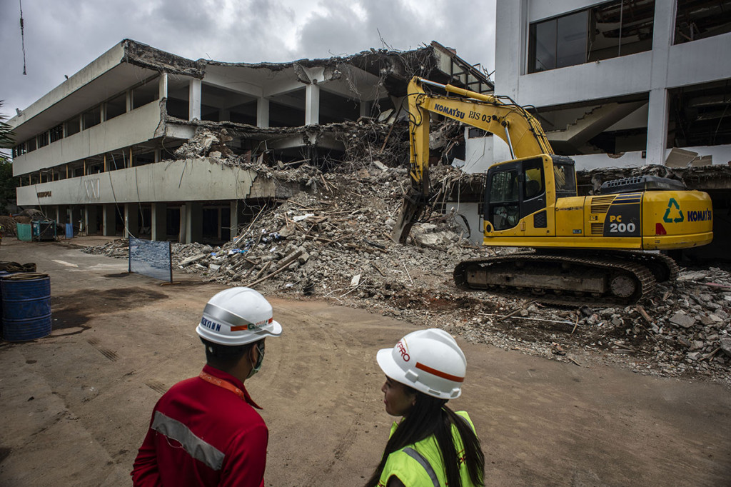 Pekerja dibantu alat berat mulai merobohkan Gedung Graha Bhakti Budaya (GBB) Taman Ismail Marzuki (TIM) di Jakarta, Kamis, 6 Februari 2020.
