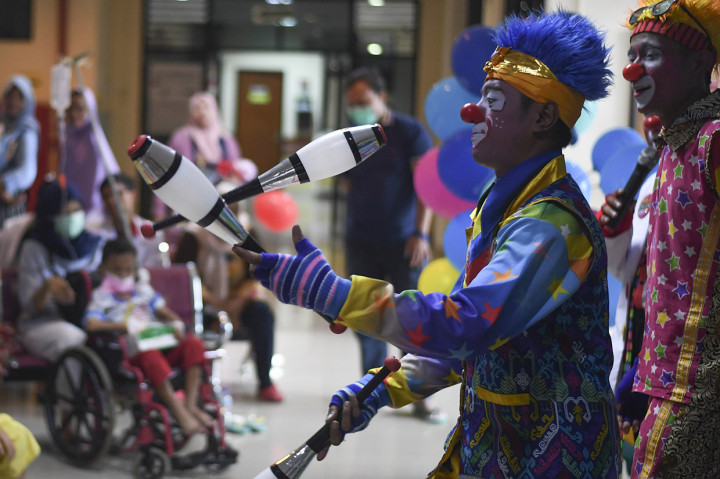 Dua badut yang tergabung dalam Aku Badut Indonesia (ABI) menghibur anak yang dirawat di salah satu rumah sakit di Jakarta.