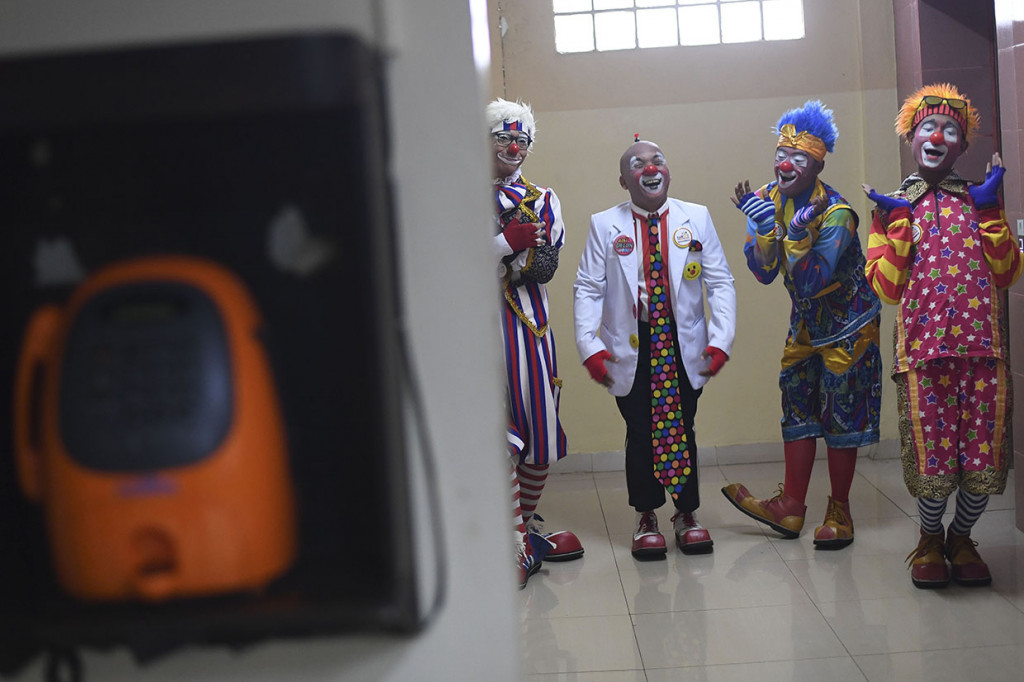 Empat badut yang tergabung dalam Aku Badut Indonesia (ABI) bersiap menghibur anak yang dirawat di salah satu rumah sakit di Jakarta.