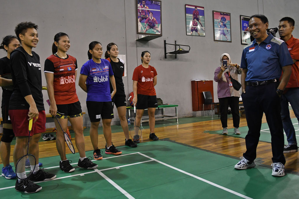 Menteri Pemuda dan Olahraga Zainudin Amali (kedua kanan) berbincang dengan sejumlah pebulu tangkis saat meninjau Pelatnas PBSI di Cipayung, Jakarta, Kamis, 6 Februari 2020. 