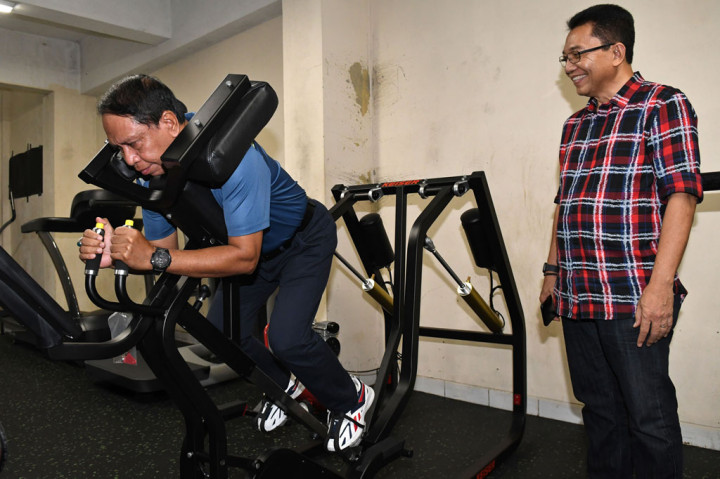 Saat mengecek kesiapan atlet di pelatnas, Menpora juga sempat mencoba beberapa alat kebugaran yang dipakai para atlet.