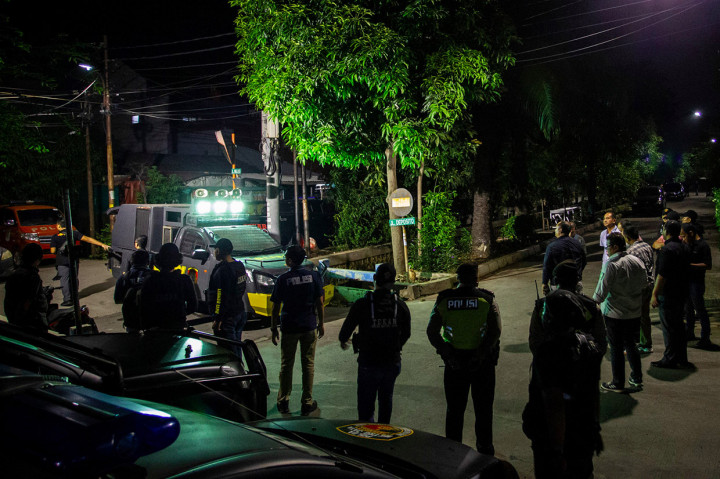 Rekonstruksi yang berjalan tertutup tersebut menghadirkan dua tersangka yang diduga sebagai pelaku penyiraman air keras.