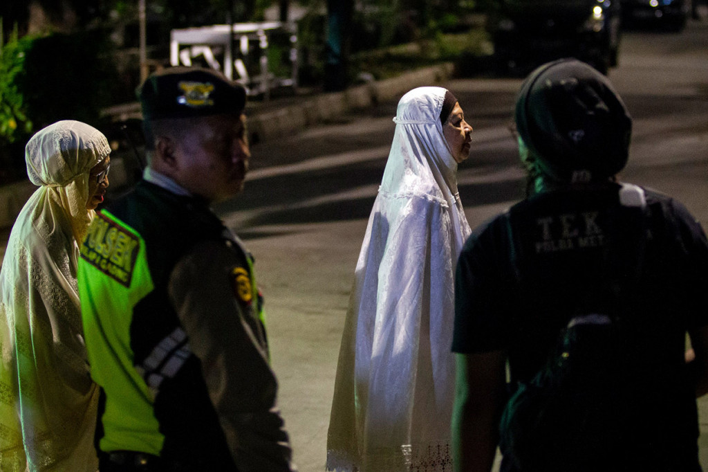 Dua warga barjalan untuk memberikan kesaksian saat rekonstruksi kasus penyiraman air keras terhadap penyidik KPK Novel Baswedan di Jalan Deposito, Kelapa Gading, Jakarta.
