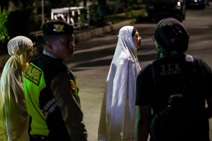 Dua warga barjalan untuk memberikan kesaksian saat rekonstruksi kasus penyiraman air keras terhadap penyidik KPK Novel Baswedan di Jalan Deposito, Kelapa Gading, Jakarta.