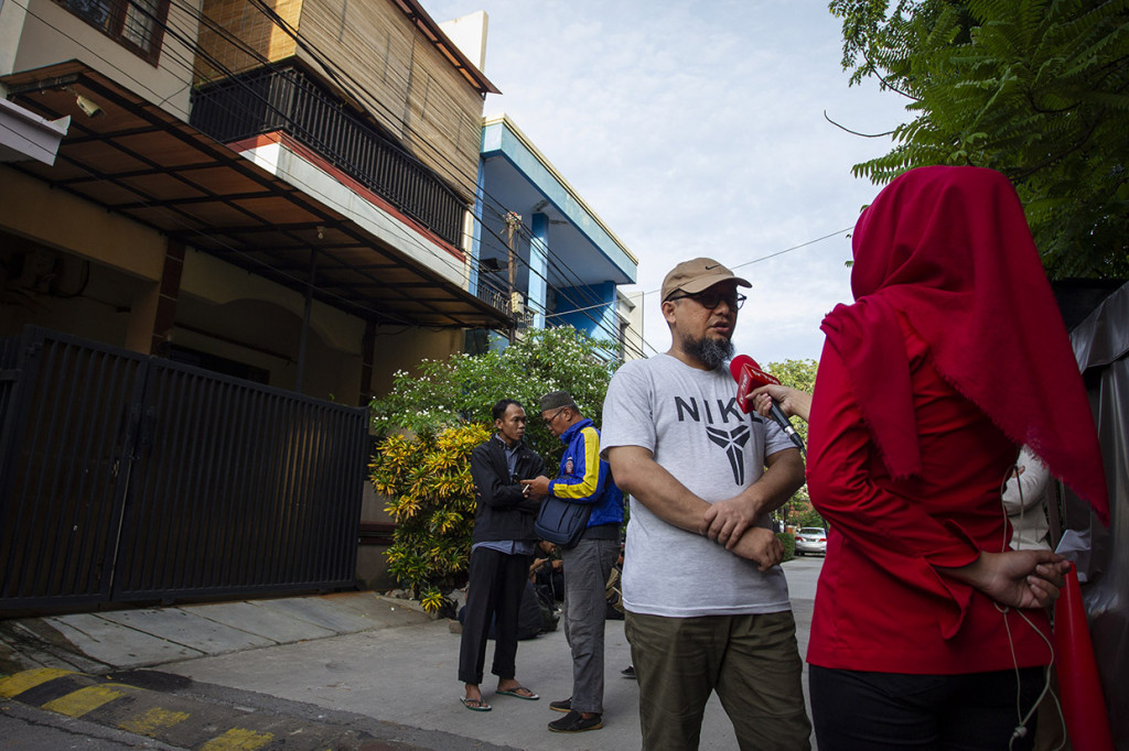 Penyidik senior KPK Novel Baswedan menjawab pertanyaan awak media usai berlangsungnya rekontruksi penyiraman air keras terhadap dirinya, di Jalan Deposito, Kelapa Gading, Jakarta Utara, Jumat, 7 Februari 2020.