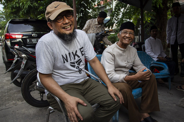 Matanya yang sensitif terhadap cahaya ini pula yang jadi alasan Novel selalu memakai topi sejak menjadi korban penyiraman air keras. Dia menjaga mata kanan dari iritasi yang disebabkan cahaya. 