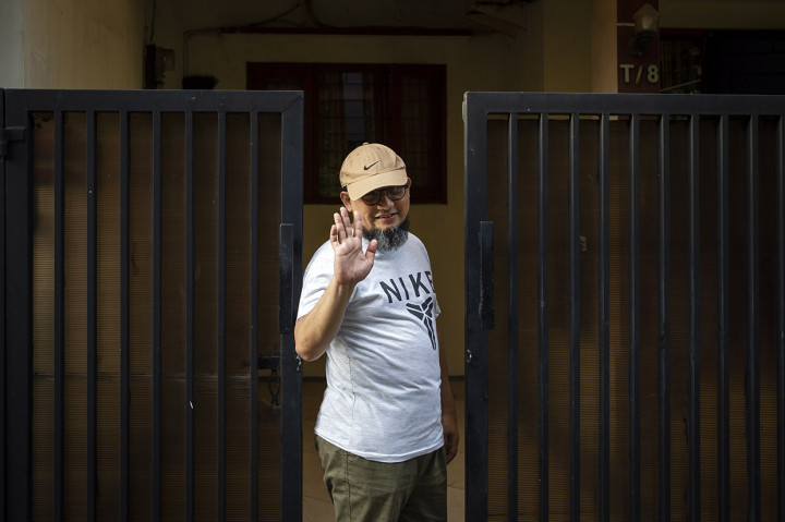 Kasus penyiraman air keras terhadap Novel baswedan terjadi pada 11 April 2017 silam, saat korban pulang dari salat subuh berjamaah. Polda Metro Jaya telah menetapkan dua tersangka, yaitu RM dabn RB yang merupakan anggota polisi aktif.