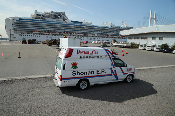 Pihak berwenang Jepang sejauh ini telah menguji 273 orang di kapal Diamond Princess. Proses karantina dilakukan setelah seorang mantan penumpang, yang turun di Hong Kong bulan lalu, didiagnosis dengan virus tersebut. 