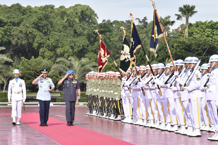 Kunjungan kehormatan  Panglima ATM di Mabes TNI didahului dengan meninjau Monumen Perjuangan Mempertahankan NKRI untuk melaksanakan peletakan karangan bunga. Selanjutnya Jenderal Tan Sri Dato’ Sri Haji Affendi Bin Buang disambut upacara penghormatan militer, dilanjutkan dengan pemeriksaan pasukan. 