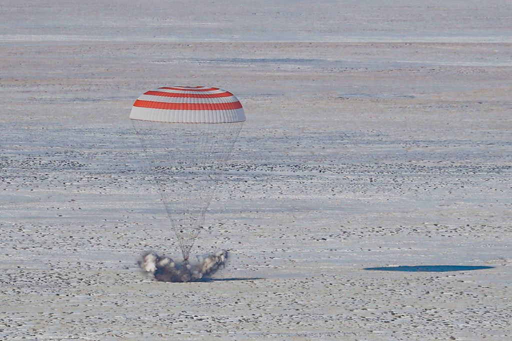Kapsul Soyuz MS-13 yang membawa awak Stasiun Luar Angkasa Internasional (ISS), astronaut NASA Christina Koch, kosmonaut Rusia Alexander Skvortsov dan Luca Parmitano dari Badan Antariksa Eropa, mendarat di daerah terpencil di luar Kota Dzhezkazgan (Zhezkazgan), Kazakhstan, pada Kamis, 6 Februari 2020 waktu setempat.