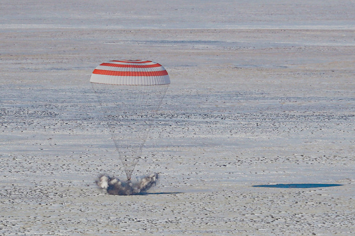 Kapsul Soyuz MS-13 yang membawa awak Stasiun Luar Angkasa Internasional (ISS), astronaut NASA Christina Koch, kosmonaut Rusia Alexander Skvortsov dan Luca Parmitano dari Badan Antariksa Eropa, mendarat di daerah terpencil di luar Kota Dzhezkazgan (Zhezkazgan), Kazakhstan, pada Kamis, 6 Februari 2020 waktu setempat.