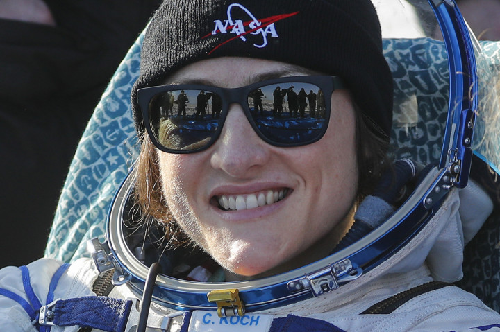 Koch, seorang insinyur kelahiran Michigan berusia 41 tahun pada 28 Desember lalu, berhasil mengalahkan rekor astronaut perempuan sebelumnya yang tinggal terlama di luar angkasa. Sebelumnya rekor terlama dipegang veteran NASA Peggy Whitson pada 2016-17 yang tinggal selama 289 hari.