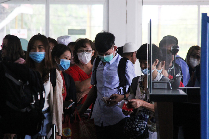Sejumlah turis dari Taiwan, Tiongkok, Thailand, dan Singapura yang datang dari Malaysia bersiap menjalani pemeriksaan keimigrasian di terminal penumpang Pelabuhan Internasional PT Pelindo I Dumai di Dumai, Riau, Jumat, 7 Februari 2020.
