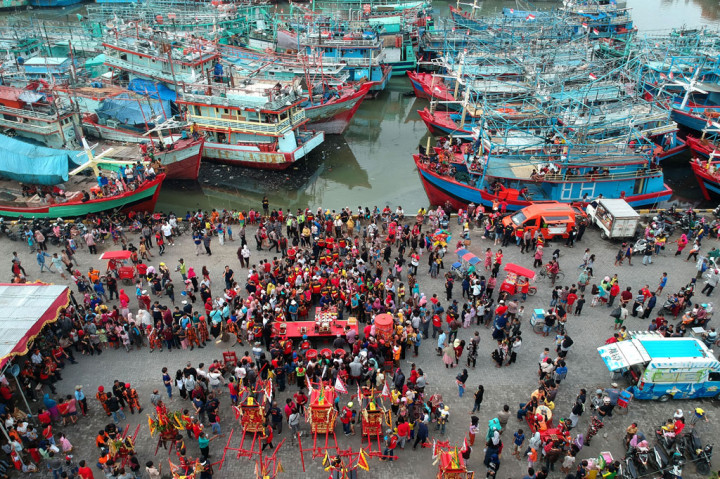 Kirab gotong Toa Pe Kong dan sembahyang Thay Kwan Tay Tee di pelabuhan Tegal, 15 hari setelah Imlek tersebut untuk mengeluarkan 15 patung dewa, sebagai bentuk penghormatan agar umat manusia selalu diberikan keberkahan.