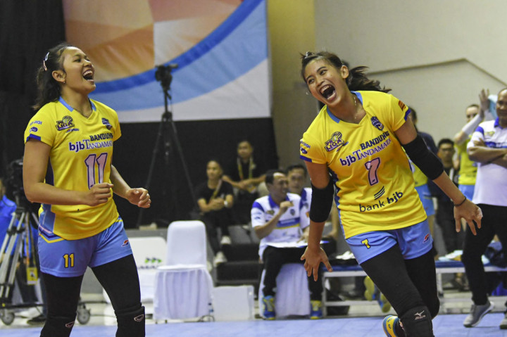 Pebola voli putri Banjung BJB Tandamata Legisya Nur Asyiah (kanan) bersama Rani Setiawati meluapkan kegembiraan usai meraih poin atas tim putri Gresik Petrokimia Puslatda Koni Jatim pada pertandingan seri ketiga putaran pertama Bola Voli Proliga 2020 di Palembang Sport and Convention Center (PSCC) Palembang, Sumatera Selatan, Jumat. 