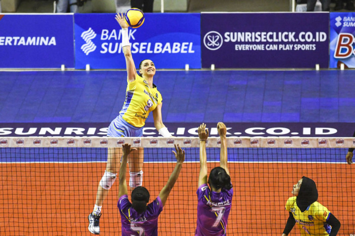 Aksi pebola voli putri andalan Bandung BJB Tandamata Nicoleta Perovic melepaskan smes ke arah tim putri Gresik Petrokimia Puslatda KONI Jatim.