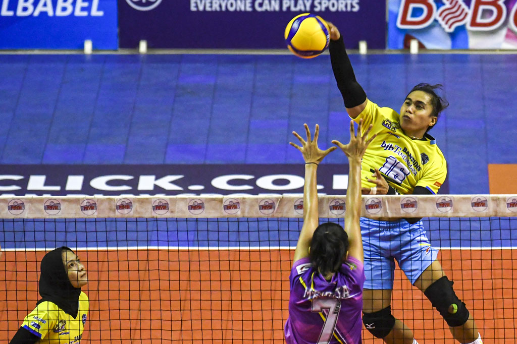 Putri Bandung BJB Tandamata menang atas tim putri Gresik Petrokimia Puslatda KONI Jatim dengan skor 3-0 (25-20, 25-12, 25-16).