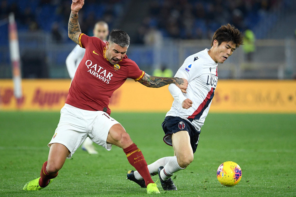 Tim Ibu Kota AS Roma diluar dugaan kewalahan menahan gempuran para pemain Bologna sejak awal laga.