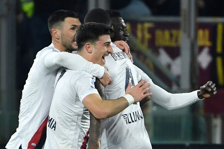 Hasilnya, tim tamu unggul lebih dulu lewat gol Riccardo Orsolini pada menit ke-16 setelah Chris Smalling gagal memanfaatkan umpan Barrows. 