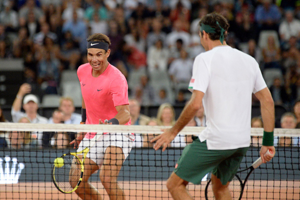 Laga Roger Federer melawan Rafael Nadal mencetak rekor penonton untuk pertandingan tenis, ketika mereka memainkan pertandingan ekshibisi di Cape Town Stadium, Jumat, 7 Februari 2020 waktu setempat. 