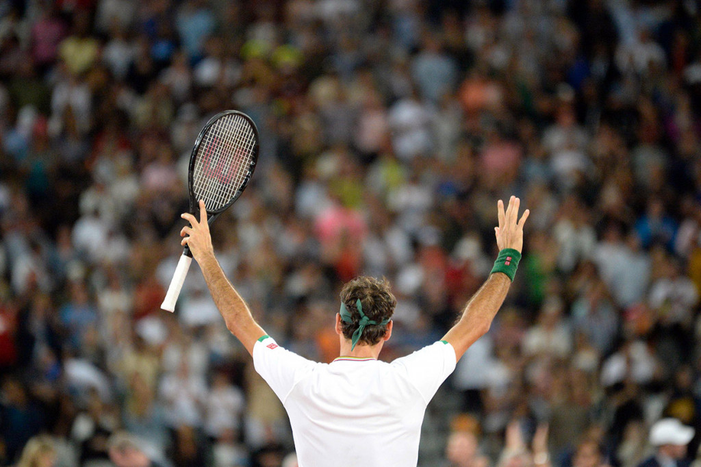 Federer menang 6-4, 3-6, 6-3 dalam pertandingan di mana para pemain harus bersaing dengan kondisi dingin berangin di stadion yang dibangun untuk Piala Dunia sepak bola 2010 itu.