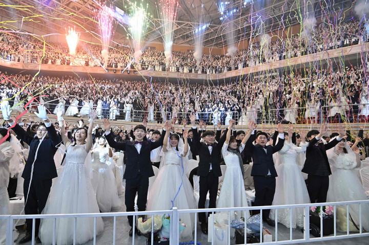 Korea Selatan telah mencatat 24 kasus wabah virus korona baru yang muncul di negara tetangga Tiongkok. Seoul telah melarang masuk orang asing yang baru-baru ini dari Wuhan. Festival, upacara kelulusan, dan konser K-Pop telah dibatalkan karena khawatir acara besar itu dapat memfasilitasi penularan virus korona. Pihak berwenang pun telah meminta kelompok agama untuk bekerja sama dalam mencegah penyebarannya.