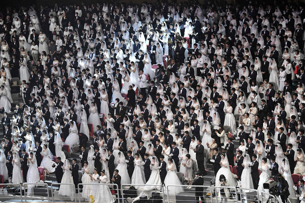 Pejabat gereja, Jang Youngchul, mengatakan pihaknya tetap mengadakan acara nikah massal itu karena sudah direncanakan sebelumnya dan merupakan bagian dari perayaan peringatan 100 tahun kelahiran Sun Myung-moon. Hanya jemaah dari Tiongkok diminta untuk tidak hadir. Hampir 6.000 pasangan dari 64 negara berpakaian yang serupa menikah di Gapyeong. Banyak dari mereka baru bertemu pasangannya untuk pertama kalinya dalam beberapa pekan terakhir.