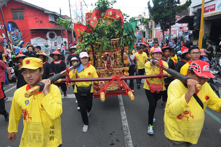 Warga keturunan Tionghoa memikul patung dewa saat mengikuti Kirab Budaya Ruwat Bumi dan Tolak Bala di Salatiga, Jawa Tengah, Sabtu, 8 Februari 2020. 