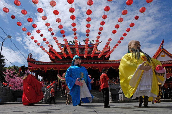 Sejumlah warga menampilkan tarian Patung Dewa di halaman klenteng Liong Hok Bio saat kirab budaya Cap Go Meh di kota Magelang, Jawa Tengah, Sabtu, 8 Februari 2020. ANTARA FOTO/Anis Efizudin