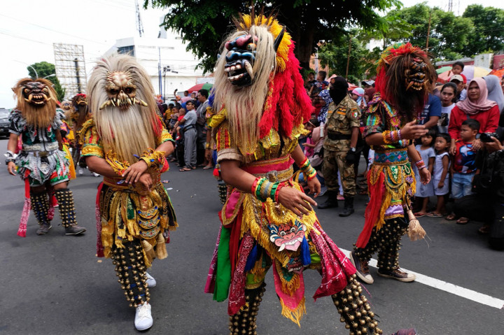 Selain dimeriahkan atraksi Liong Samsi dan Barongsai Kirab budaya Cap Go Meh juga diikuti oleh sejumlah kelompok kesenian tradisional seperti Reog, Kuda Lumping, dan Butho Cikrak sebagai wujud keberagaman dalam seni budaya. ANTARA FOTO/Anis Efizudin