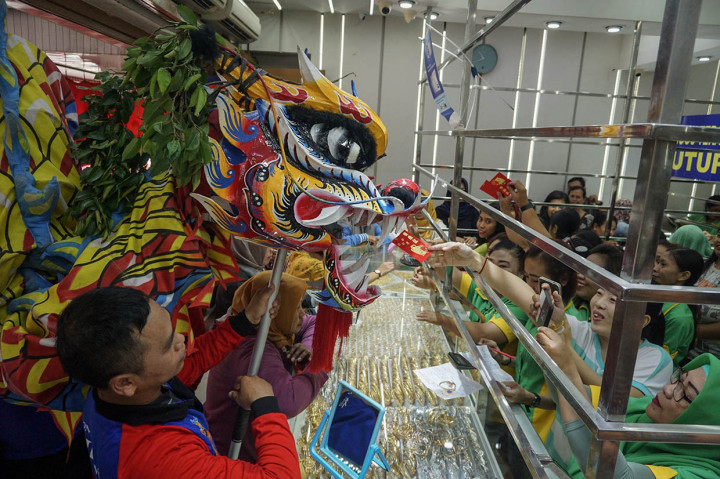 Kemeriahan perayaan Cap Go Meh juga ada di Solo, Jateng. Peringatan Cap Go Meh disi dengan berkeliling mengambil angpao dari rumah warga dan pertokoan. ANTARA FOTO/Mohammad Ayudha