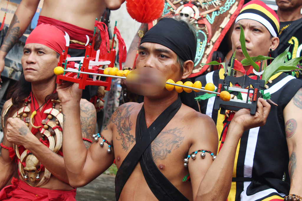 Sementara perayaan Cap Go Meh di Sungai Raya, Kalimantan Barat dimeriahkan dengan atraksi tatung. ANTARA FOTO/Jessica Helena Wuysang