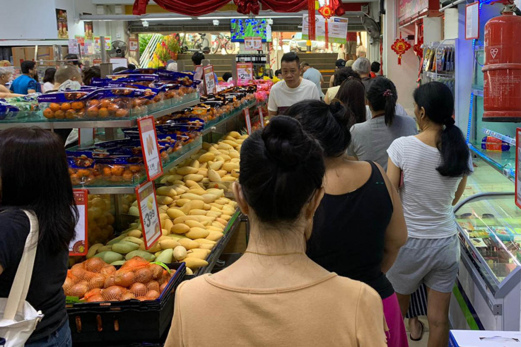 Singapura, yang telah melaporkan 33 kasus, menaikkan tingkat kewaspadaannya hari Jumat menjadi 'oranye' - sama seperti saat wabah SARS pada 2003 yang mematikan, yang menunjukkan bahayanya virus dan mudah menular di antara orang-orang.
