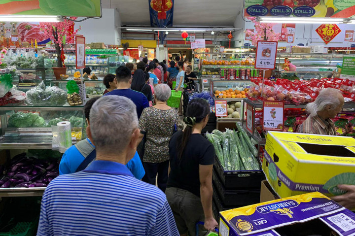 Warga yang dihantui kecemasan mengantre di sebuah toko kelontong, setelah Pemerintah Singapura pada Jumat, 7 Februari 2020, menaikkan tingkat kewaspadaan atas wabah virus korona menjadi 'oranye'.
