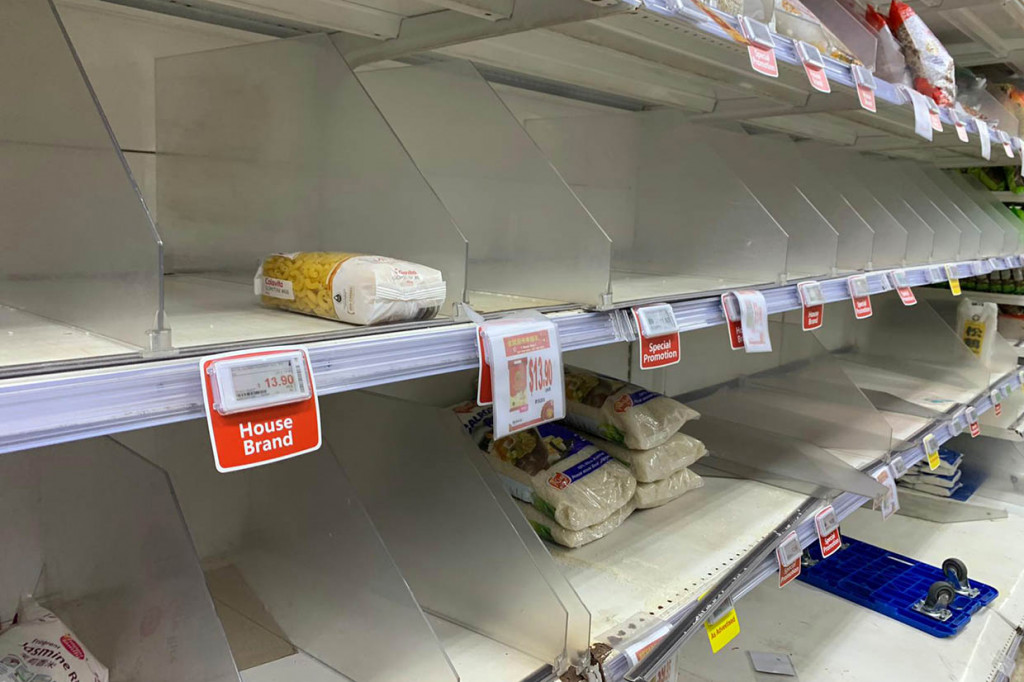 Singapura, yang telah melaporkan 33 kasus, menaikkan tingkat kewaspadaannya hari Jumat menjadi 'oranye' - sama seperti saat wabah SARS pada 2003 yang mematikan, yang menunjukkan bahayanya virus dan mudah menular di antara orang-orang.