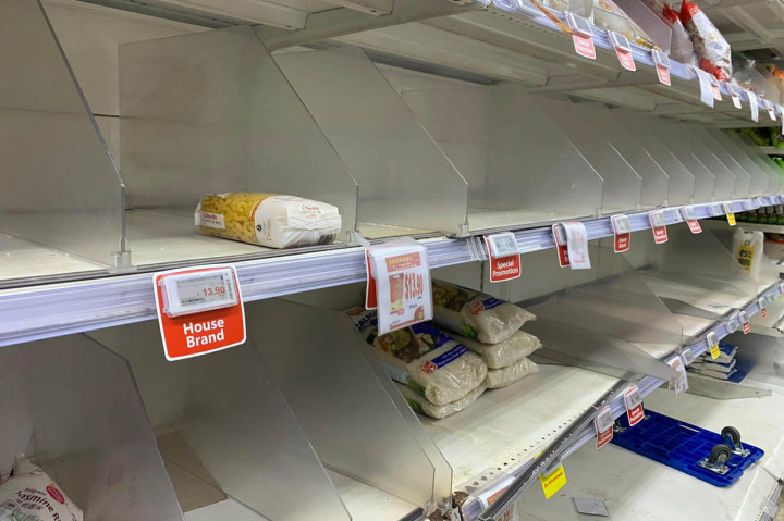 Singapura, yang telah melaporkan 33 kasus, menaikkan tingkat kewaspadaannya hari Jumat menjadi 'oranye' - sama seperti saat wabah SARS pada 2003 yang mematikan, yang menunjukkan bahayanya virus dan mudah menular di antara orang-orang.