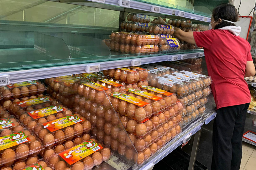 Menghadapi kepanikan warga, toko-toko kelontong di Singapura kembali mengisi stok barang yang habis, seperti beras, mie instan, telor, tisu, dan kebutuhan lainnya.