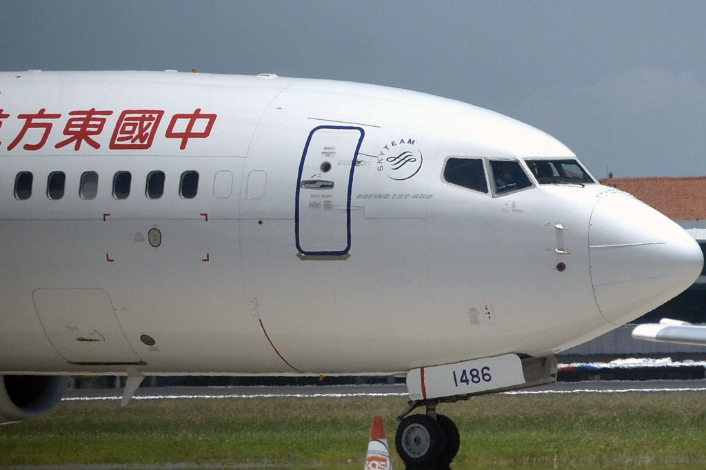 Pesawat milik maskapai penerbangan China Eastern tiba di Bandara Internasional I Gusti Ngurah Rai, Bali, untuk menjeput warga Tiongkok, Sabtu, 8 Februari 2020.