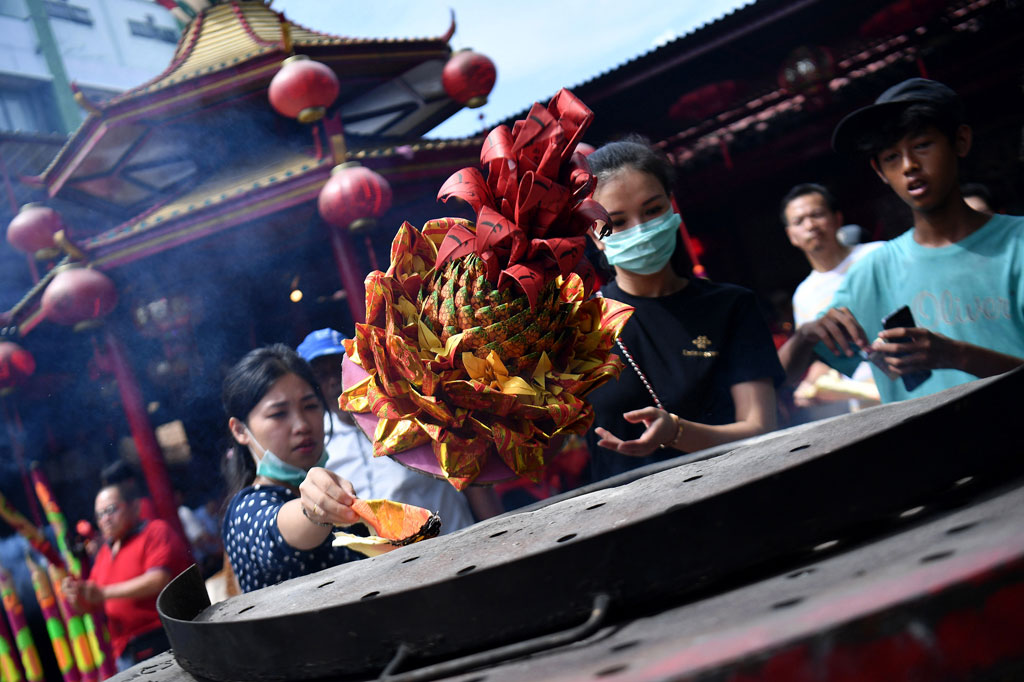 Warga keturunan Tionghoa melakukan sembahyang saat perayaan Cap Go Meh 2571 di Wihara Dharma Bhakti, Glodok, Jakarta Barat, Sabtu, 8 Februari 2020. ANTARA FOTO/Sigid Kurniawan