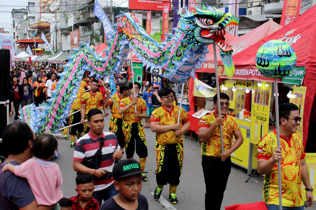 Festival 'Jappa Jokka Cap Go Meh' di Makassar, Sulawesi Selatan, berlangsung meriah. ANTARA FOTO/Arnas Padda