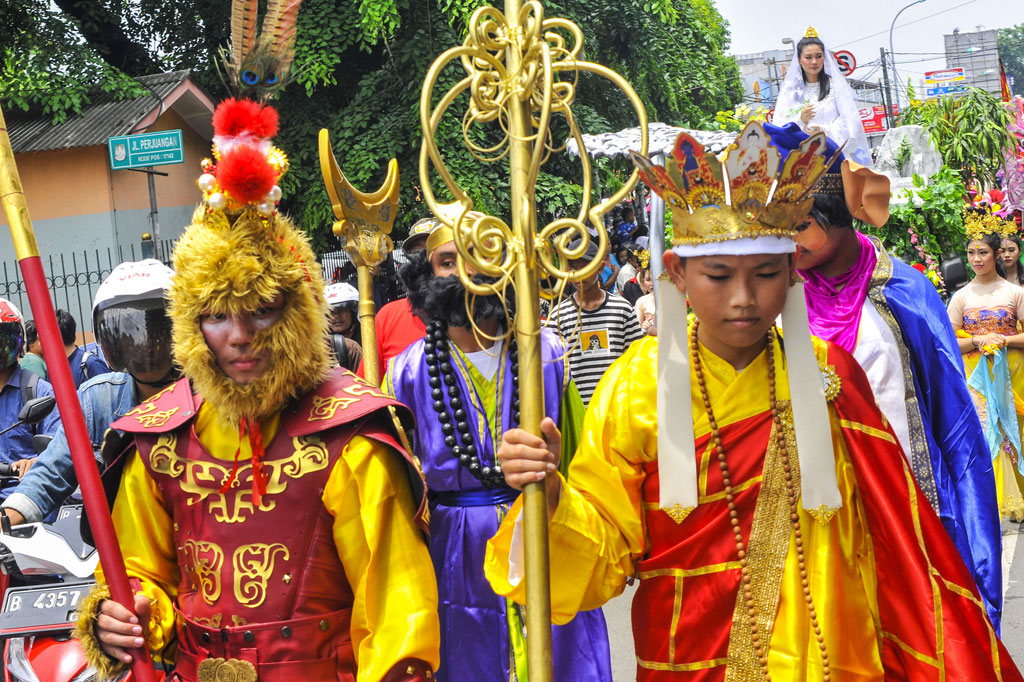 Pawai budaya Cap Go Meh 2571/2020 juga berlangsung di Kota Bekasi dengan mengangkat tema 'Budaya mempersatukan bangsa dan keutuhan NKRI'. ANTARA FOTO/Fakhri Hermansyah