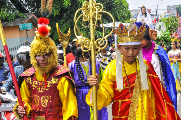 Pawai budaya Cap Go Meh 2571/2020 juga berlangsung di Kota Bekasi dengan mengangkat tema 'Budaya mempersatukan bangsa dan keutuhan NKRI'. ANTARA FOTO/Fakhri Hermansyah