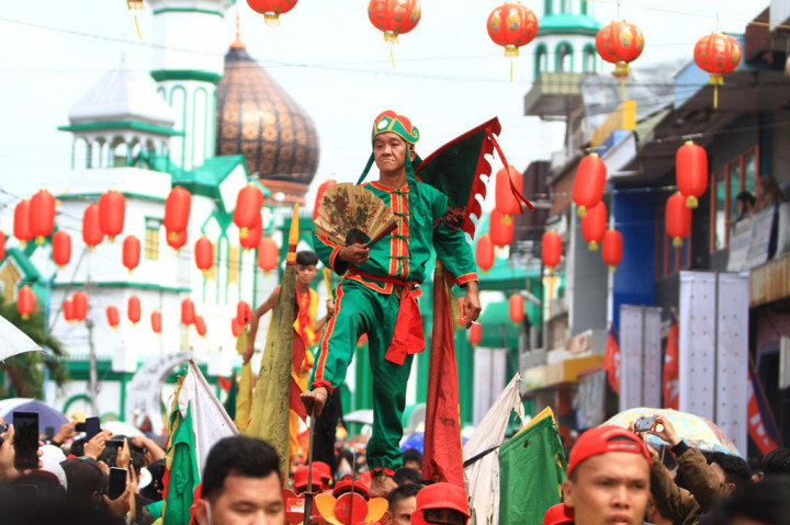 Seorang tatung (dukun Tionghoa yang kerasukan arwah leluhur) beratraksi saat mengikuti pawai perayaan Cap Go Meh di Kota Singkawang, Kalimantan Barat. ANTARA FOTO/HS Putra 