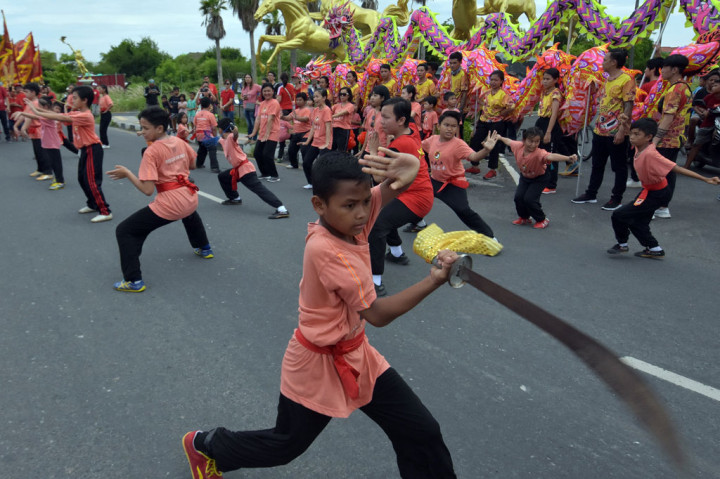 Warga keturunan Tionghoa menampilkan atraksi wushu dalam kirab perayaan Cap Go Meh 2571 di Denpasar, Bali. ANTARA FOTO/Nyoman Hendra Wibowo
